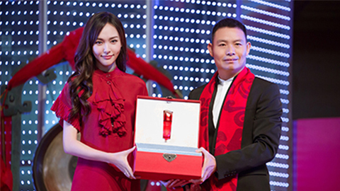 中国美合法红，珀莱雅A股上市，引领新时期
